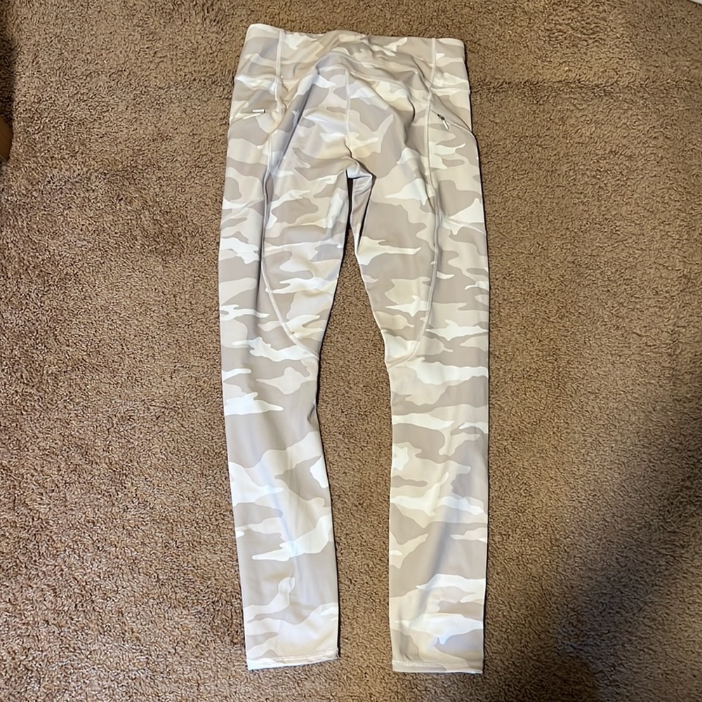 ATHLETA White Camo Contender PowerLift 7/8 Leggings Medium Tall (29“) - Picture 6 of 11